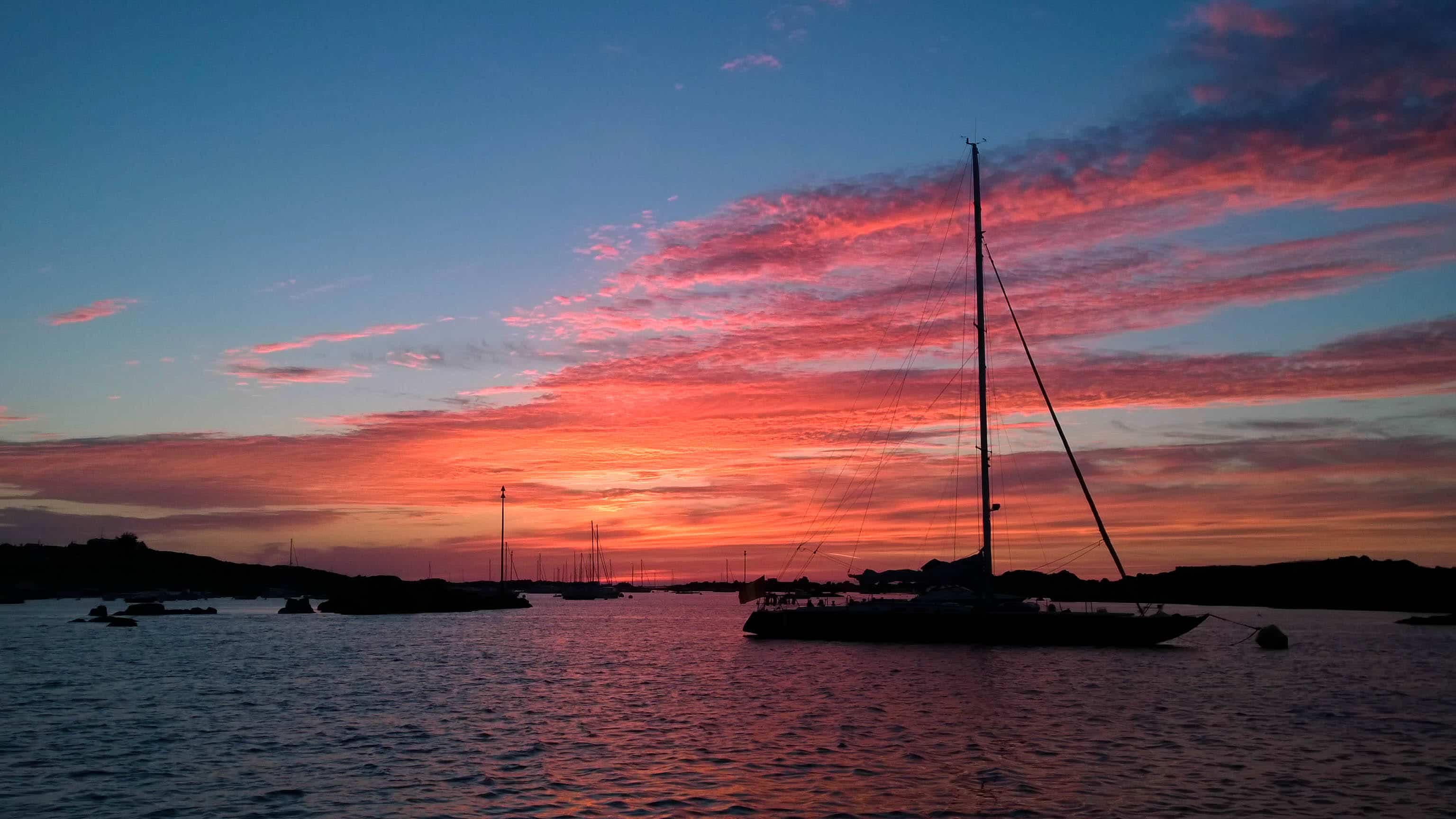 coucher de soleil sur la mer a chausey. petit mouillage magnifique dans ce petit archipel rocheux