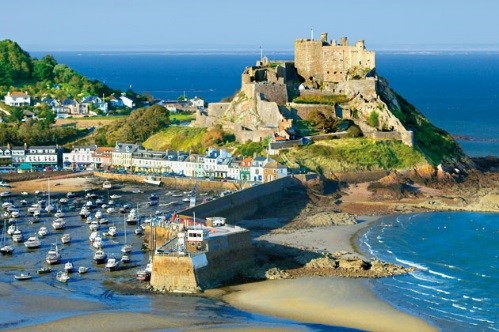 Paysage de Jersey. A bord d'un voilier, passez une frontière en mer et faites escale sur l'île de Jersey. Changez de culture et de paysages depuis la Normandie.