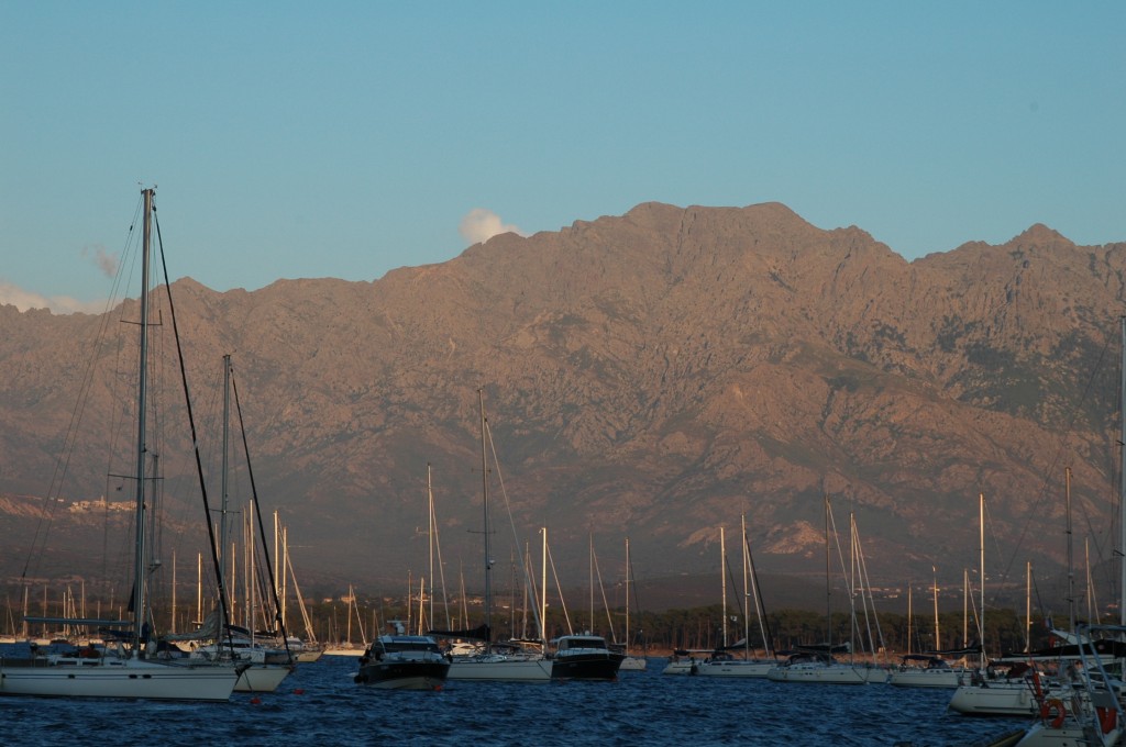 Mouillage sur coffre dans la baie de Calvi