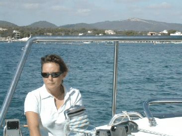 Sylvie, un skipper pro, vous fera découvrir le plaisir de la navigation en catamaran, alliant confort et vitesse