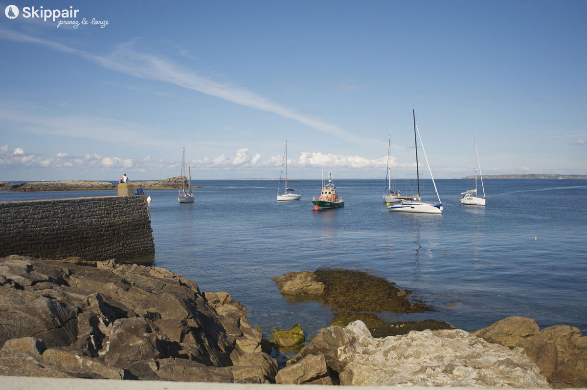 Bateaux au calme sur l'île de Sein - Skippair