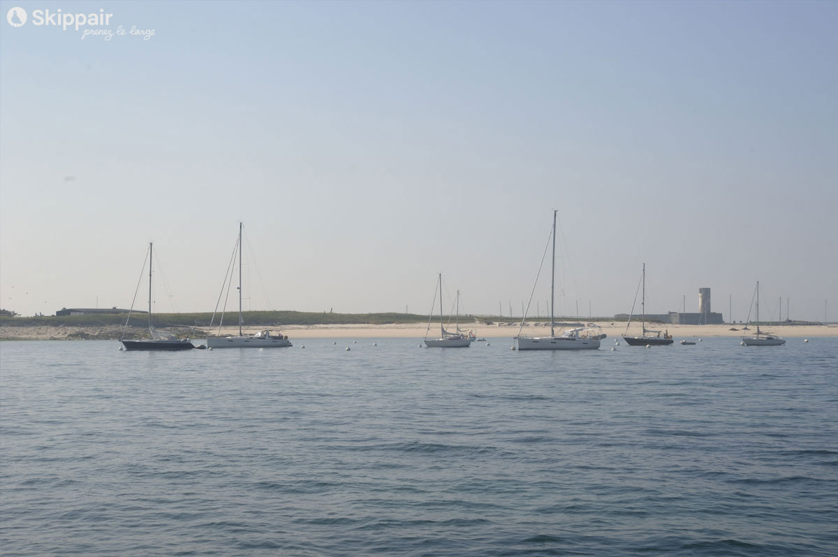 Voiliers au mouillage à l'île du Fort Cigogne, aux Glénan