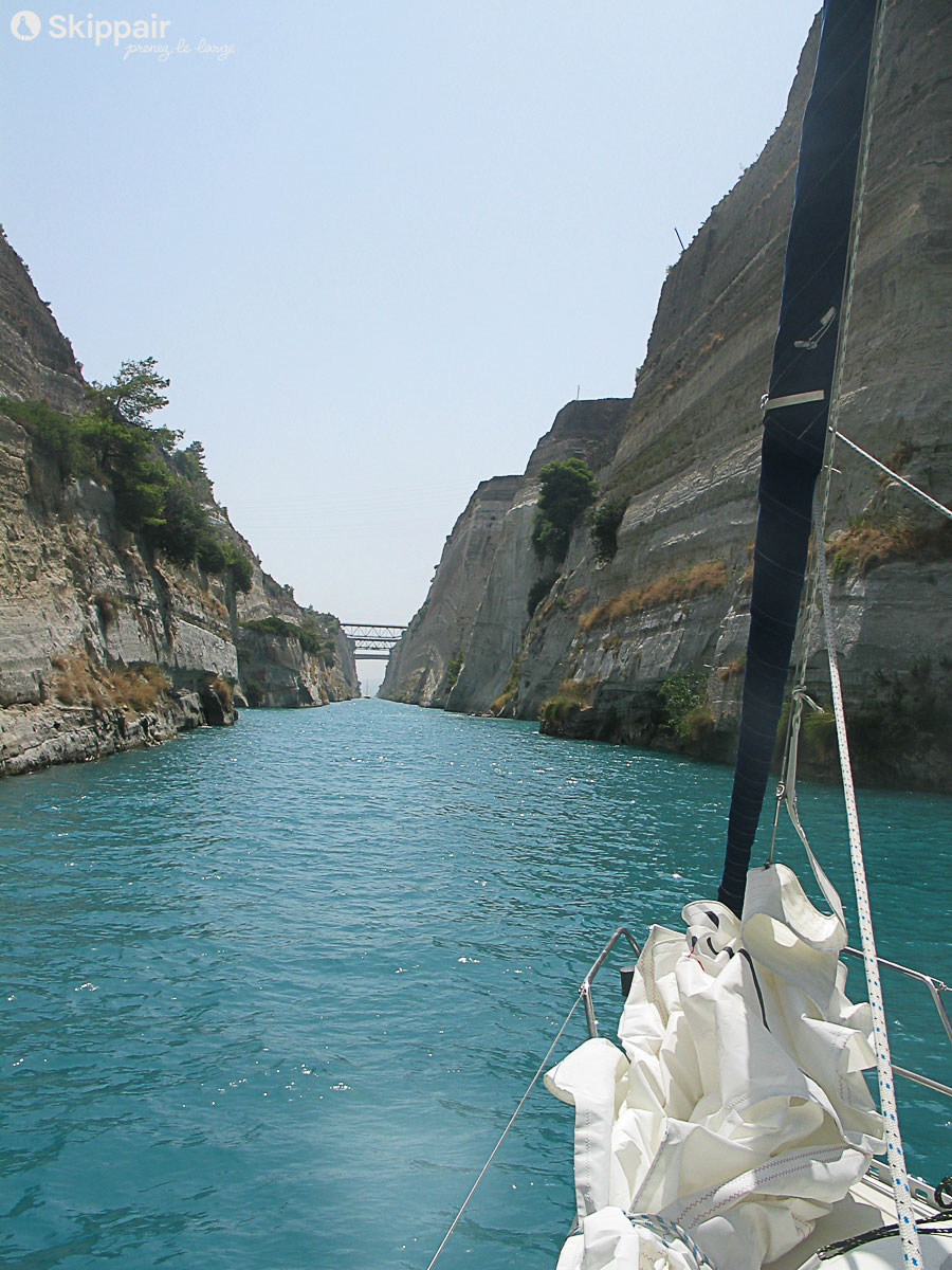Dans le canal de Corinthe en voilier - Skippair