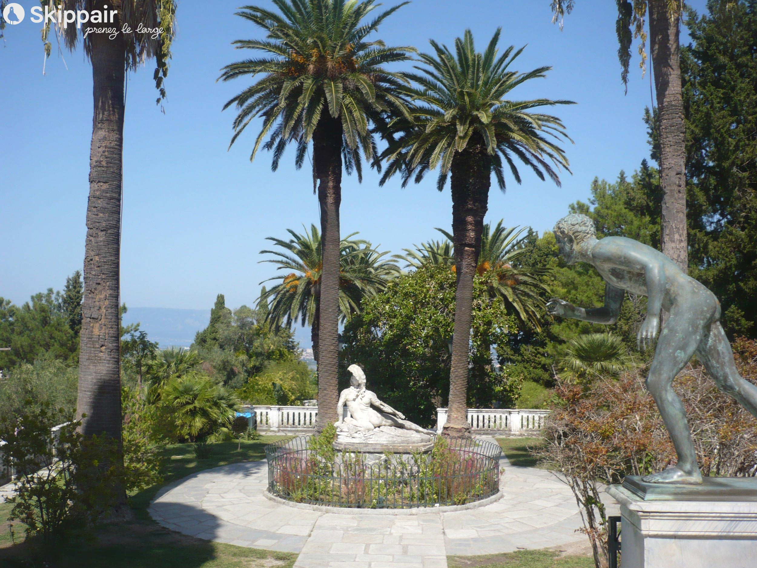 Statues dans un jardin de l'Achilleion Palace - Skippair