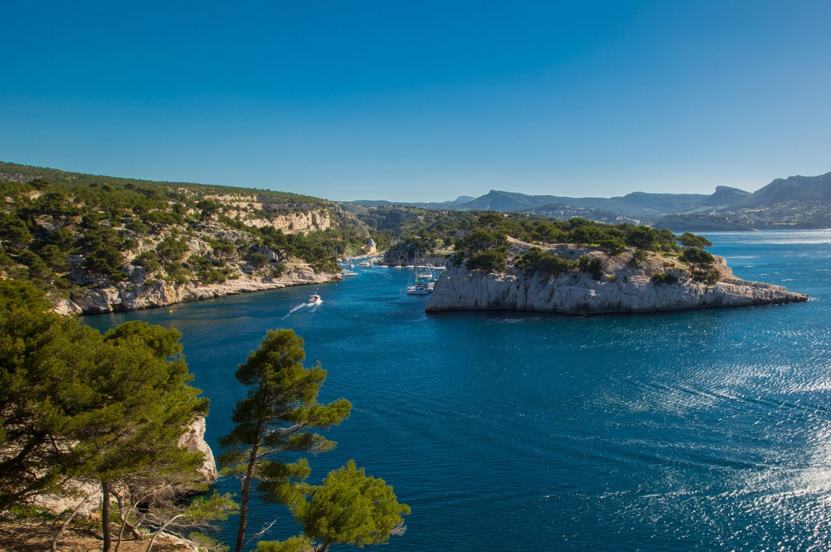 Le Parc national des Calanques offre un paysage spectaculaire, à découvrir sur terre et sur mer