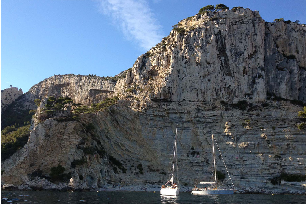 Les calanques de Marseille, un lieu privilégié pour la croisière en voilier