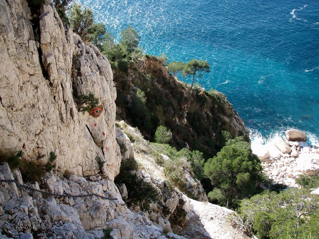 La calanque de l'Oeil-de-Verre doit en partie son nom à cet oeil serti dans la roche - Photo d'Akunamatata (CC BY-ND 2.0)