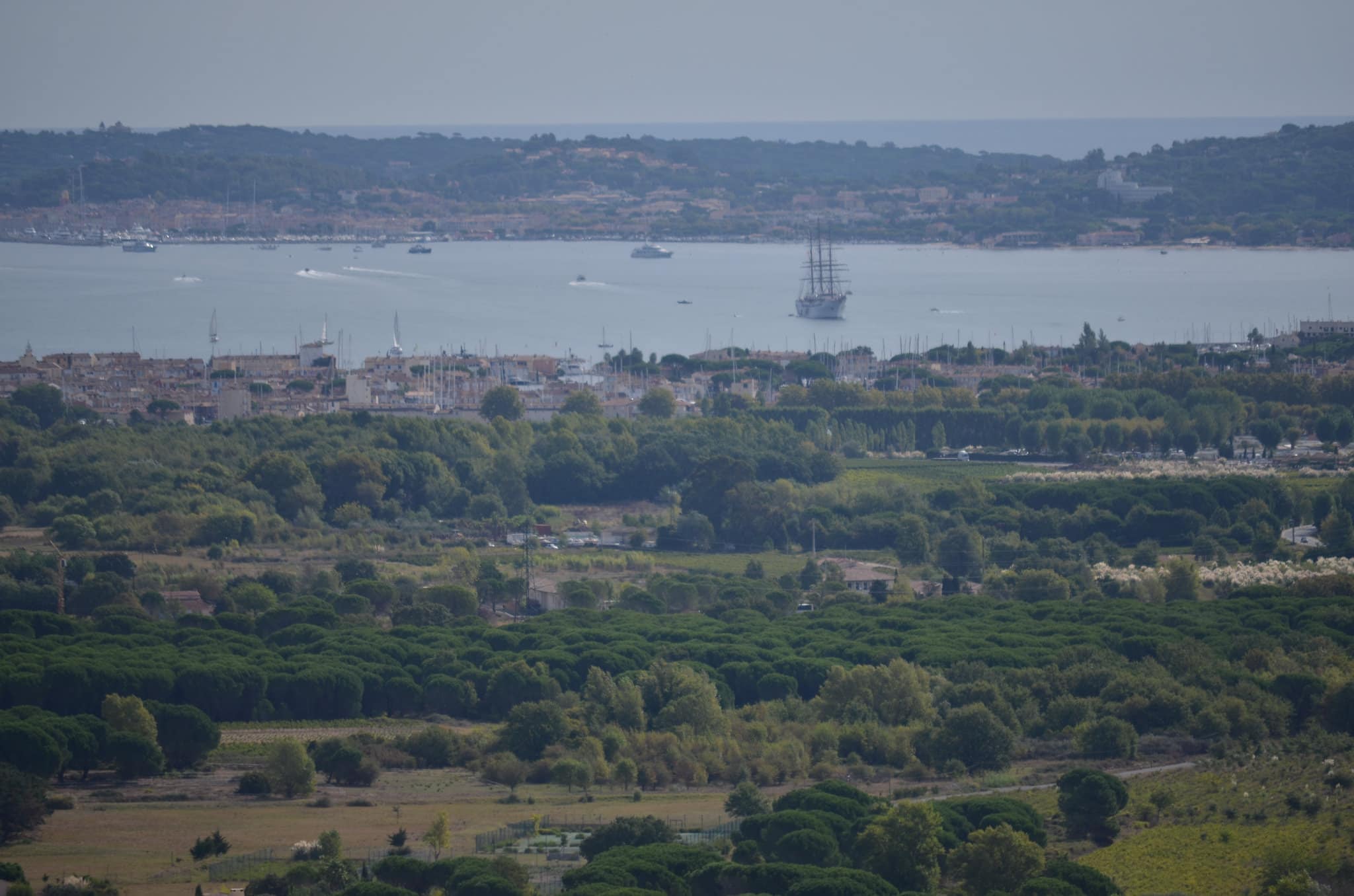 Le golfe de Saint-Tropez, vu du Château de Grimaud - Photo de Peter Menzel (CC BY-SA 2.0)