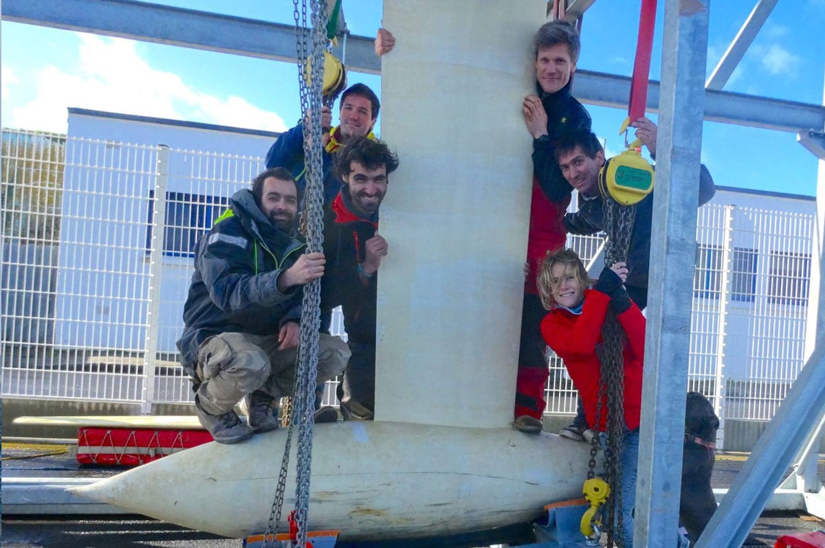 Le skipper Alan Roura et son équipe lors de la préparation de son voilier pour le Vendée Globe 2016 - Team Un Vendée pour la Suisse